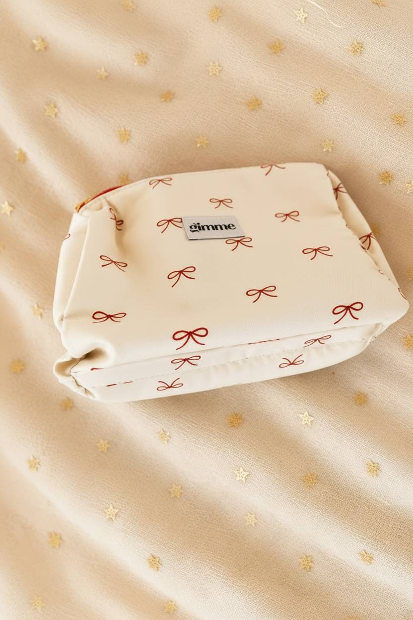 Zijaanzicht van Glow Mystic in Style Gimme ruime toilettas met rode strikjes print