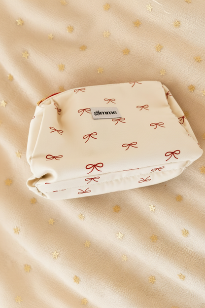 Zijaanzicht van Glow Mystic in Style Gimme ruime toilettas met rode strikjes print