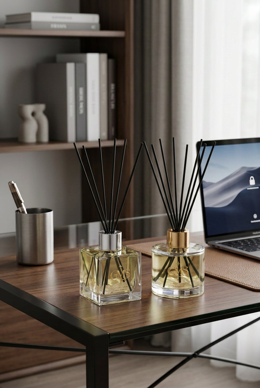 Sfeervolle presentatie van Goddess Aura huisparfum met geurstokjes in een luxe interieur
