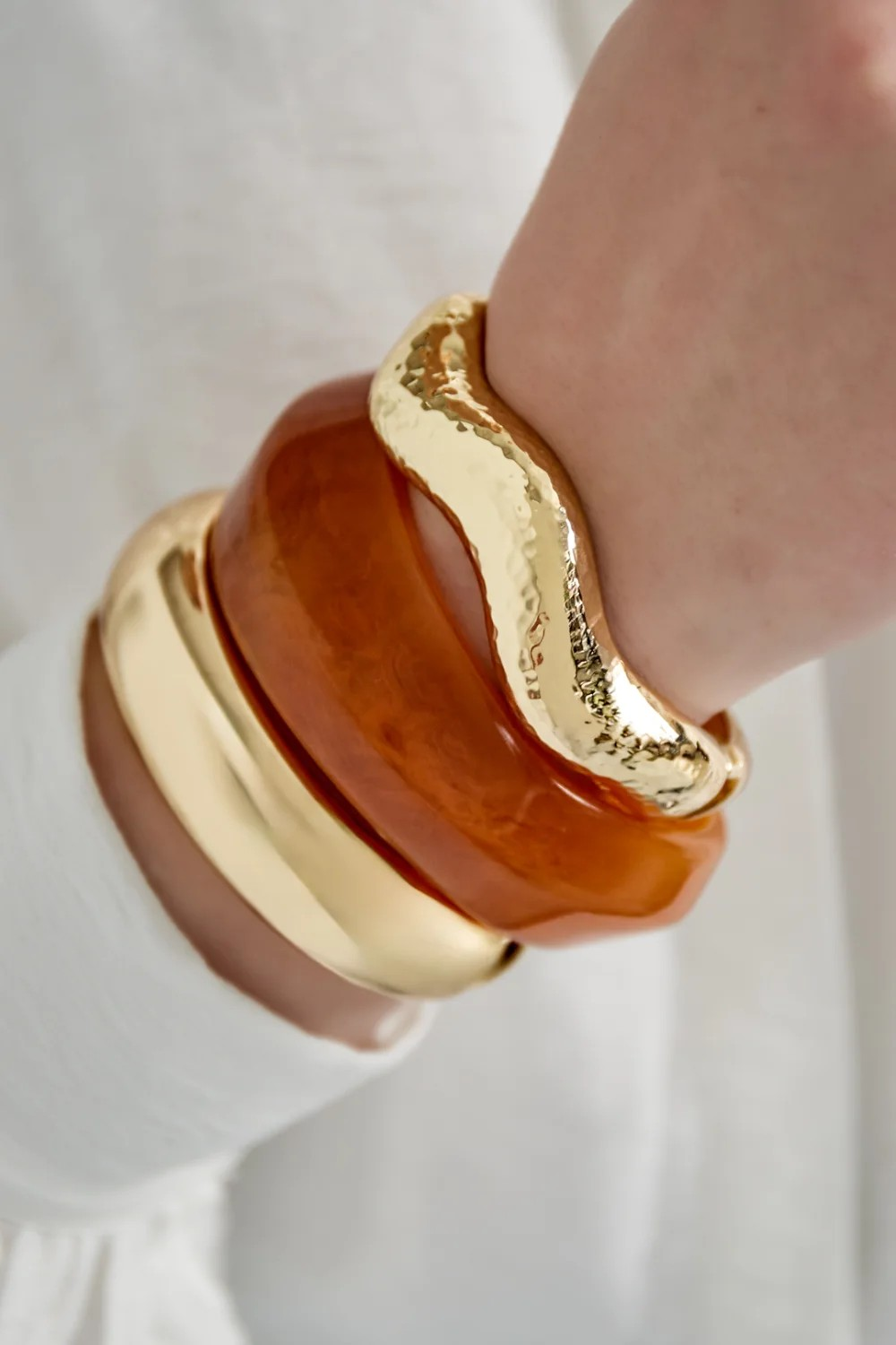 Glow Mystic in Style gouden golvende gehamerde bangle armband gedragen om pols