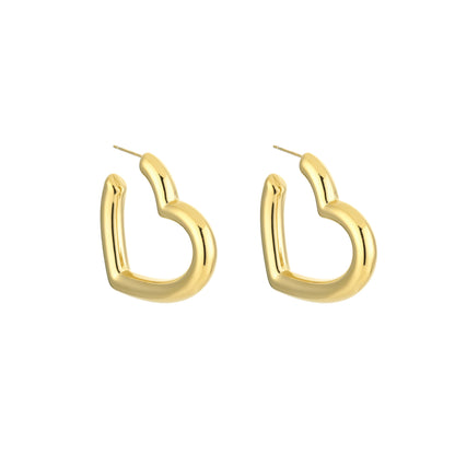 Glow Mystic in Style goudkleurige hart vormige love hoops op witte achtergrond