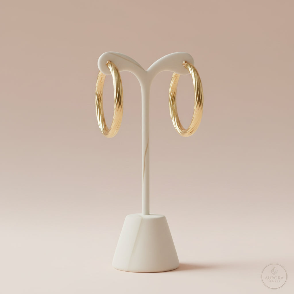 Aura Chunky Hoops gouden oorbellen detail stainless steel sieraden van Glow Mystic in Style.