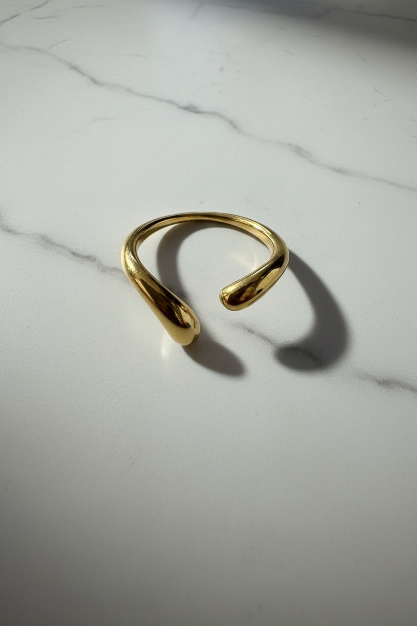 close up van ring op een bruin marmeren achtergrond
