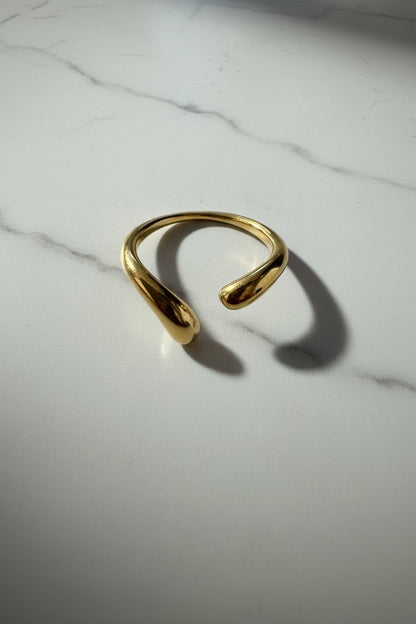 close up van ring op een bruin marmeren achtergrond
