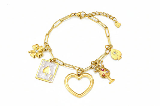 Goudkleurige stainless steel bedelarmband van Glow Mystic in Style met bedeltjes van een klavertje vier, speelkaart, hart en cocktailglas op een witte achtergrond.