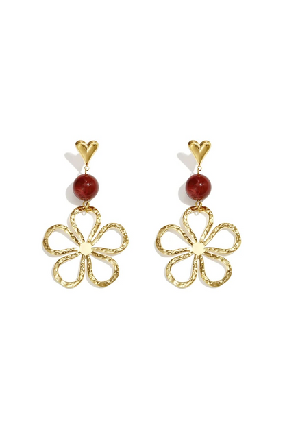 Glow Mystic in Style gouden bloem oorbellen met hartje steker en karmozijnrode kraal
