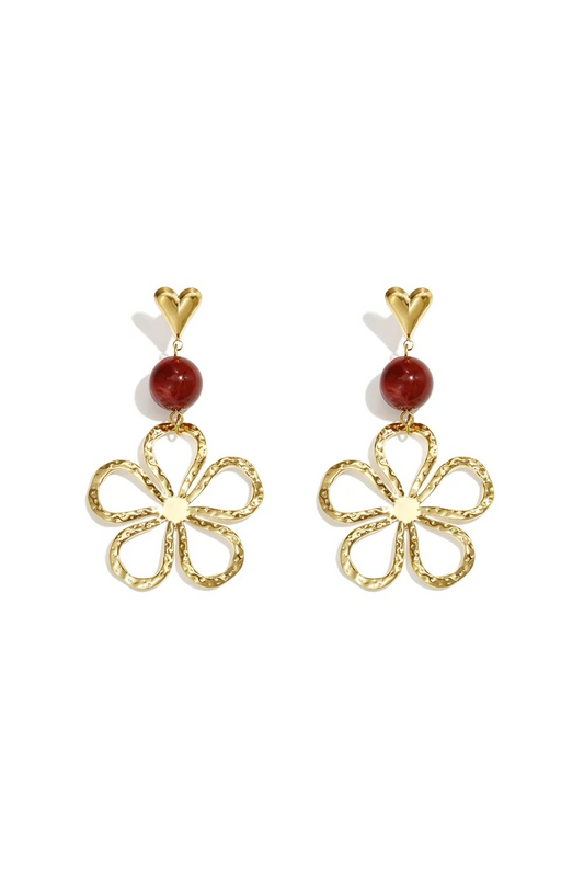 Glow Mystic in Style gouden bloem oorbellen met hartje steker en karmozijnrode kraal