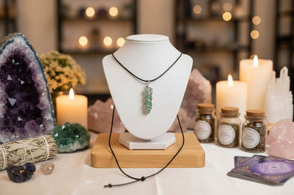 groene aventurijn punt ketting met zwarte lederen halsband spiritueel sieraad voor groei geluk en creativiteit