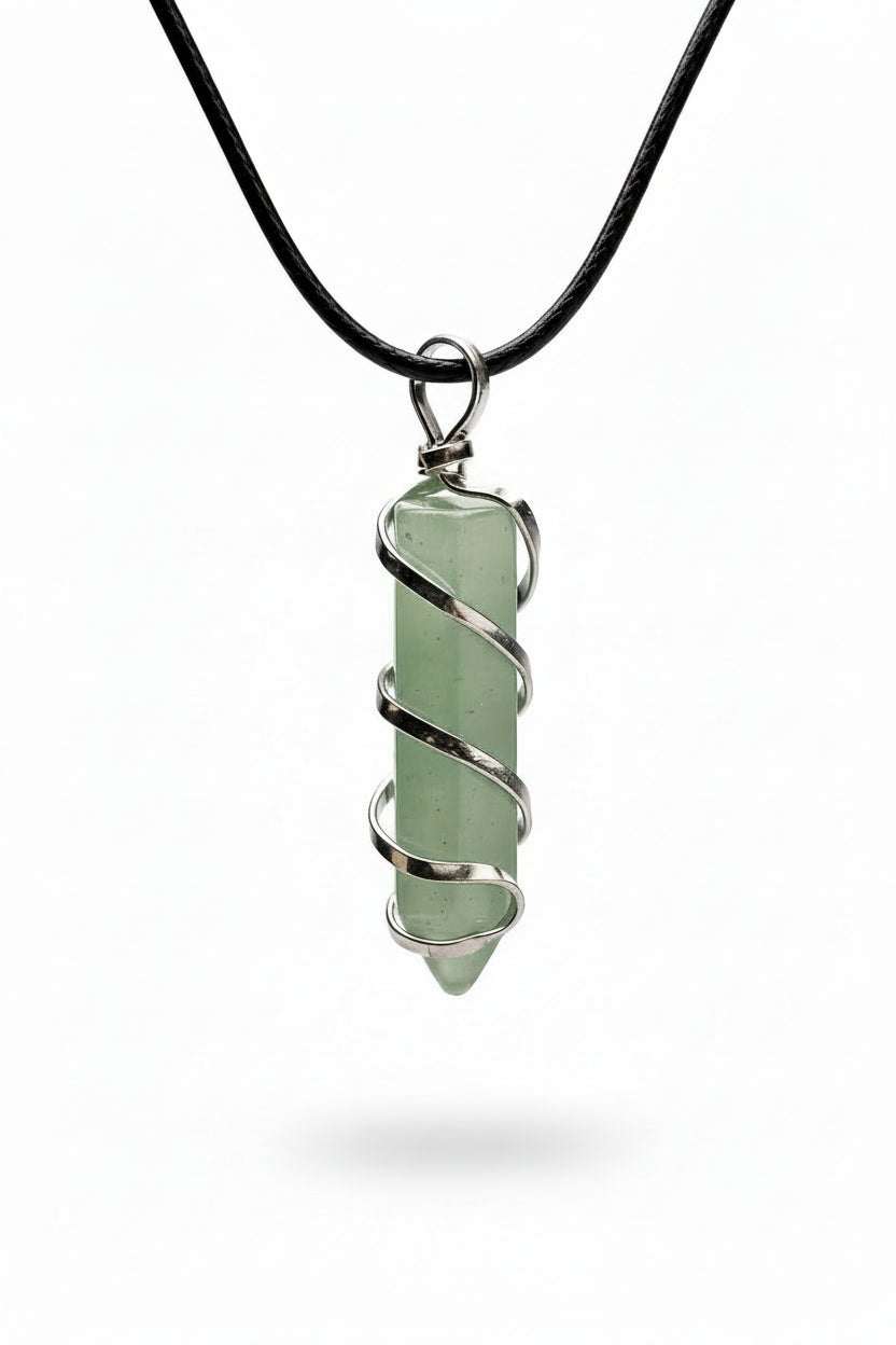 groene aventurijn punt ketting met zilveren spiraal en zwart leren koord voor groei en creativiteit
