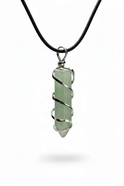 groene aventurijn punt ketting met zilveren spiraal en zwart leren koord voor groei en creativiteit