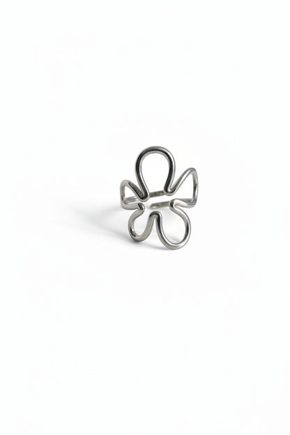 "Vrijstaande productfoto van de zilveren RVS Abstract Flower ring op een witte achtergrond, duidelijk beeld van het verstelbare en organische 