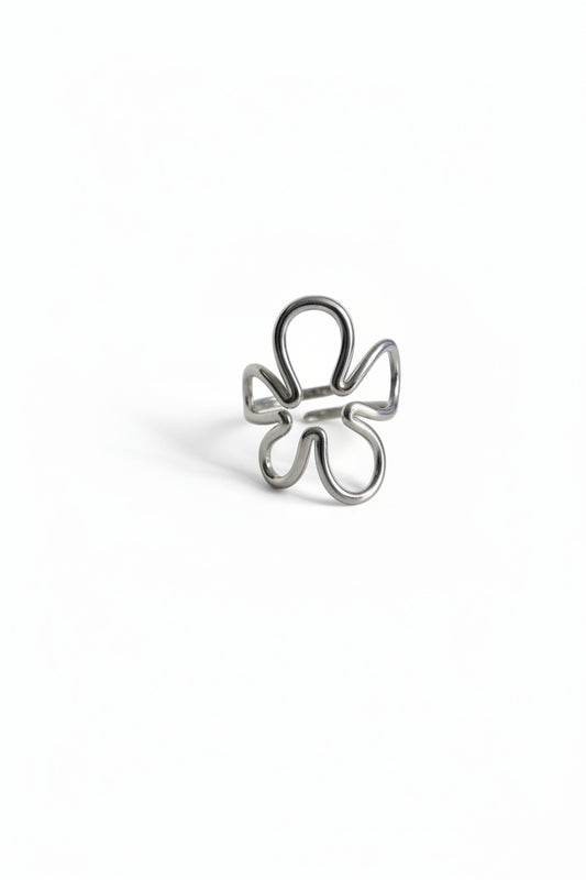 "Vrijstaande productfoto van de zilveren RVS Abstract Flower ring op een witte achtergrond, duidelijk beeld van het verstelbare en organische 