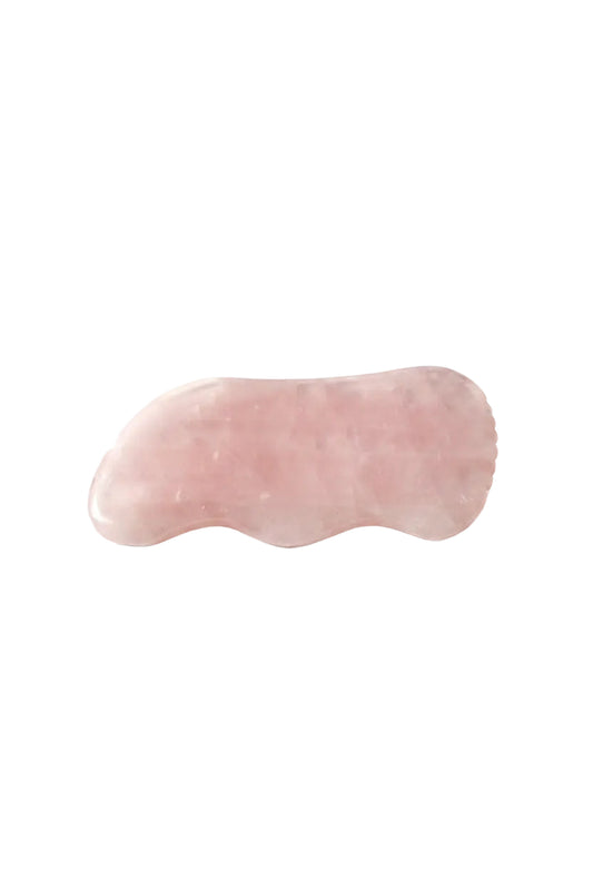 Handgeslepen rozenkwarts gua sha steen voor gezichtsmassage en onvoorwaardelijke zelfliefde - Glow Mystic in Style.