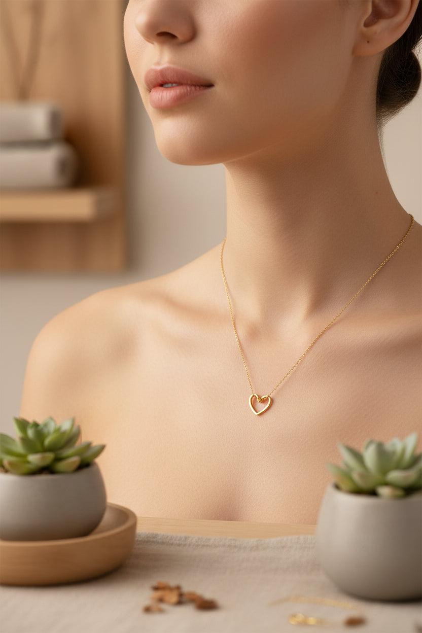 “Hart ketting goud gedragen door model met open hart bedel”