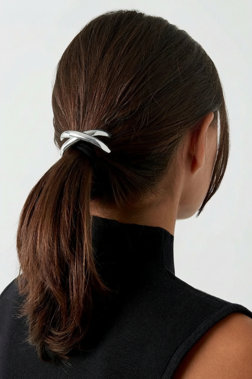 Model draagt zilveren crossover cuff haarelastiek in paardenstaart