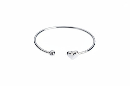 Een zijaanzicht van de zilveren minimalistische Stainless Steel hart bangel, gepresenteerd op een effen, helderwitte achtergrond. Een duidelijk mockup-beeld voor productvergelijking.
