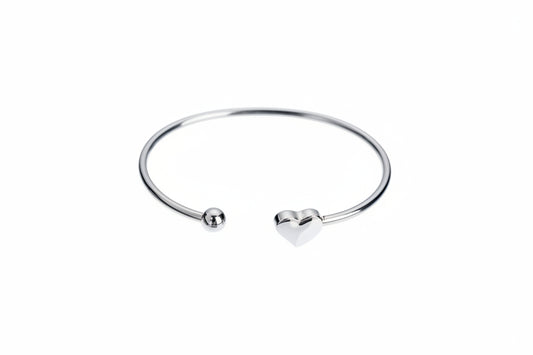 Een zijaanzicht van de zilveren minimalistische Stainless Steel hart bangel, gepresenteerd op een effen, helderwitte achtergrond. Een duidelijk mockup-beeld voor productvergelijking.