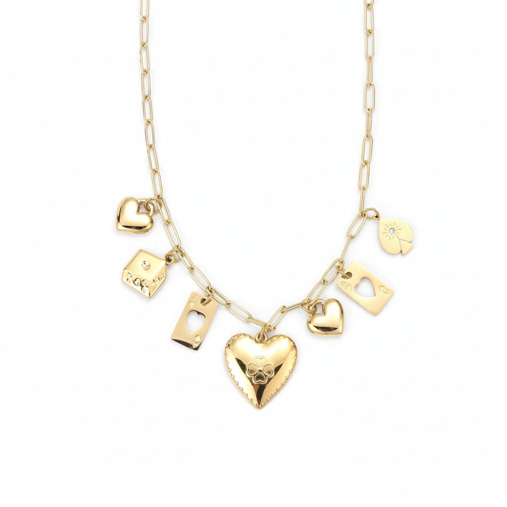 Goudkleurige stainless steel bedelketting met diverse vintage charms (klaver speelkaart, hartje, dobbelsteen) op een heldere witte achtergrond.