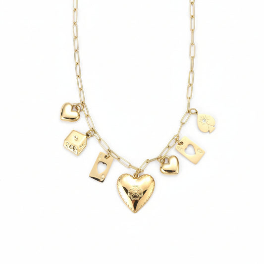 Goudkleurige stainless steel bedelketting met diverse vintage charms (klaver speelkaart, hartje, dobbelsteen) op een heldere witte achtergrond.