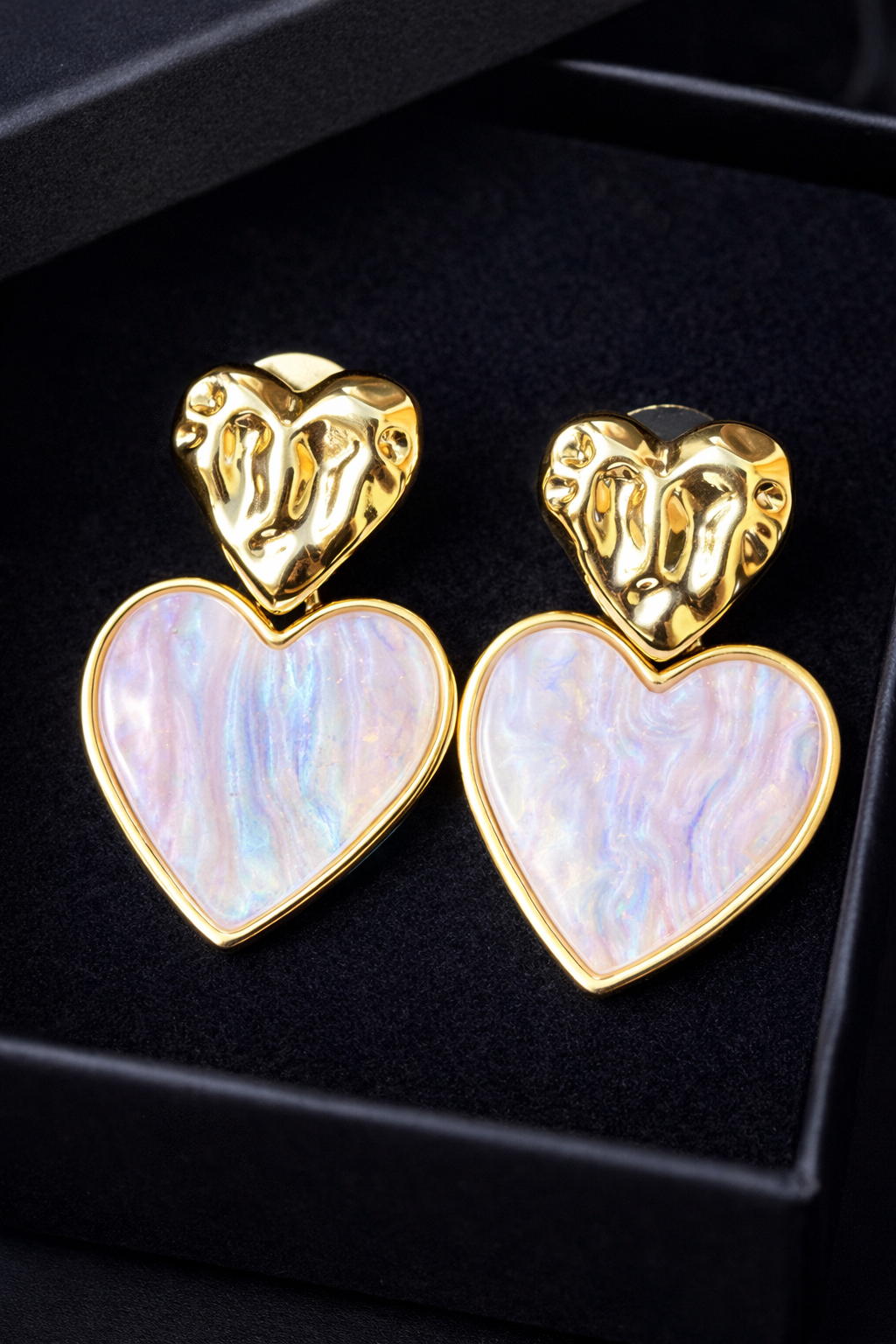 Elegante goudkleurige oorbellen met roze hart hanger in sieraden doosje