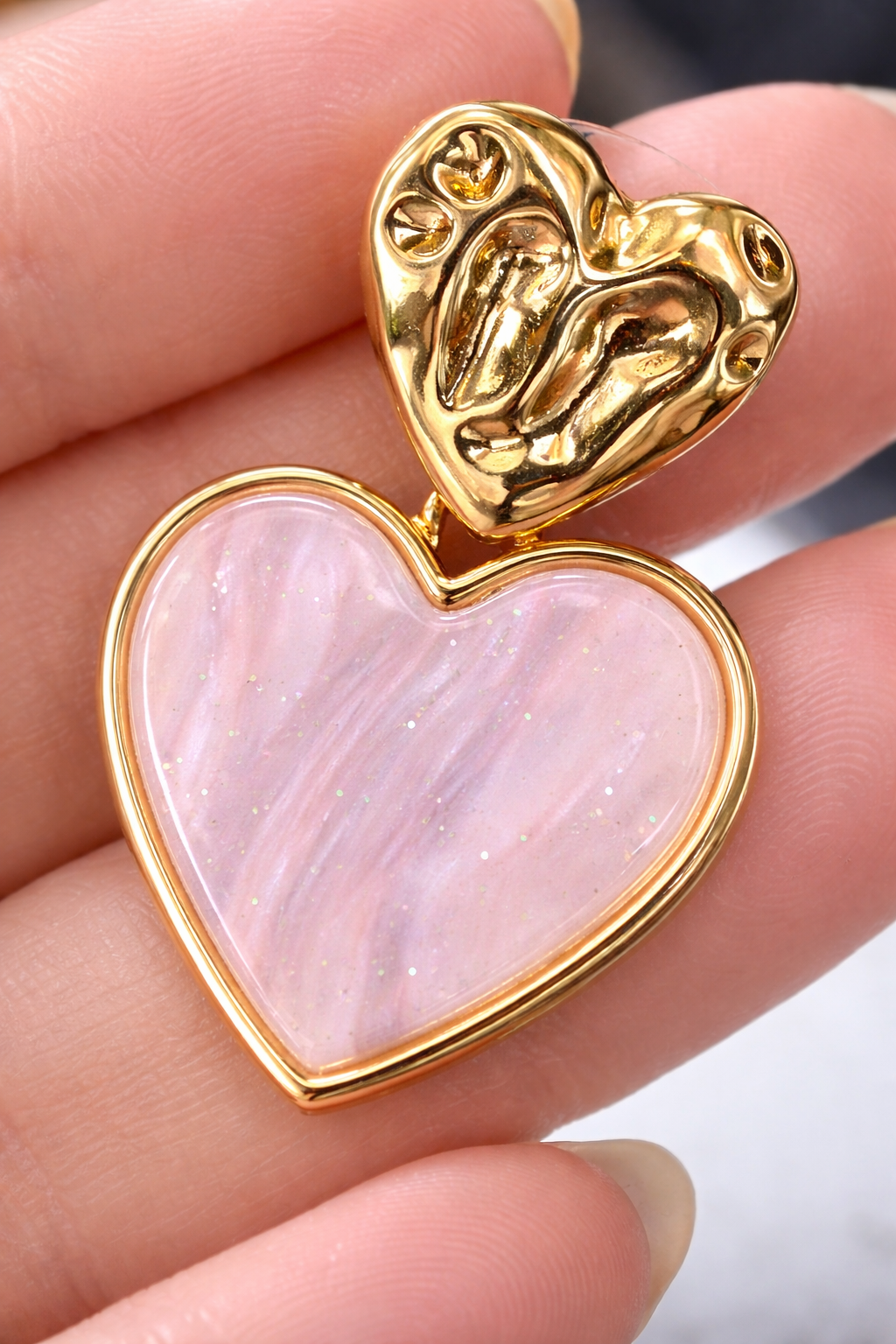 Goudkleurige oorbellen met roze hart hanger - romantische oorbellen