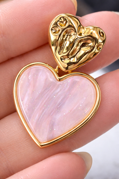 Goudkleurige oorbellen met roze hart hanger - romantische oorbellen