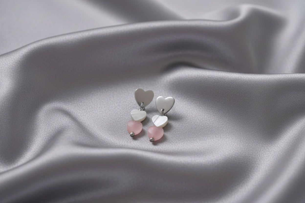 Hartjes oorstekers met roze opaal – spirituele sieraden voor dames