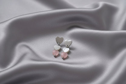 Hartjes oorstekers met roze opaal – spirituele sieraden voor dames