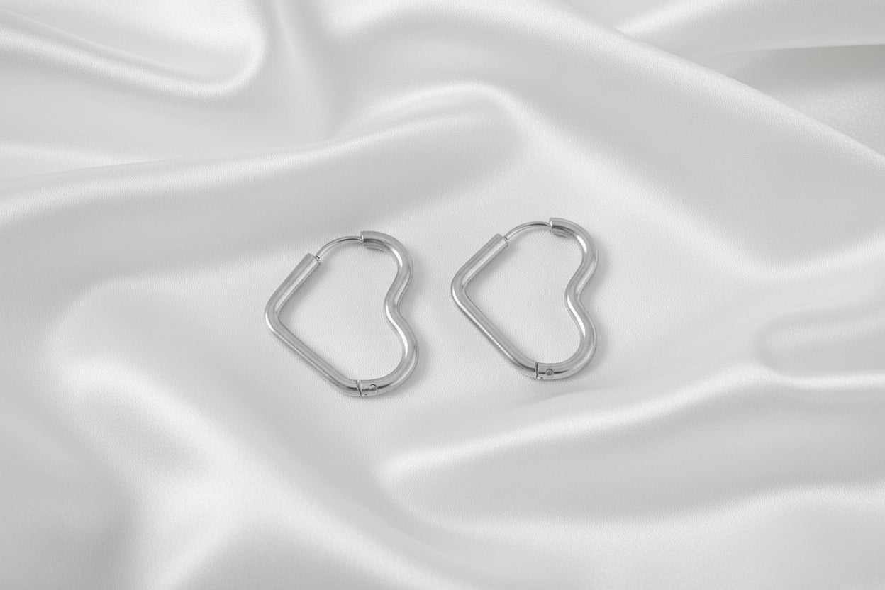 Stijlvolle zilveren hart oorringen van stainless steel, lichtgewicht en hypoallergeen, handgemaakt door Saint Clairmont.