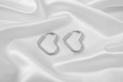 Stijlvolle zilveren hart oorringen van stainless steel, lichtgewicht en hypoallergeen, handgemaakt door Saint Clairmont.