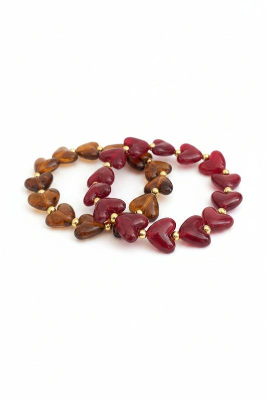 Detail van Glow Mystic in Style wijnrode en bruine acryl hartjes armbanden met gouden details