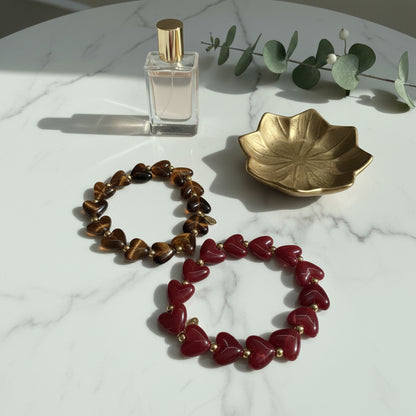 Glow Mystic in Style chunky hartjes armbanden duo-pack op een marmeren tafel met lifestyle producten ernaast.