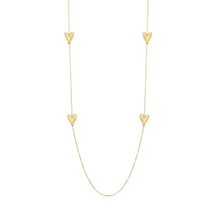 Elegante lange goudkleurige stainless steel ketting versierd met vier glanzende bolle hartjes, vrijstaand gefotografeerd op een clean witte achtergrond.