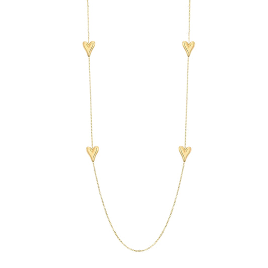 Elegante lange goudkleurige stainless steel ketting versierd met vier glanzende bolle hartjes, vrijstaand gefotografeerd op een clean witte achtergrond.