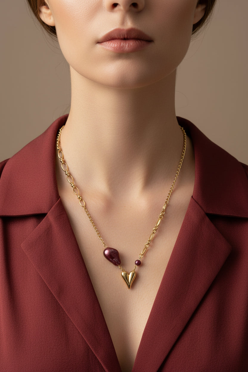 Glow Mystic in Style gouden stainless steel ketting met bordeauxrode details gedragen door een model