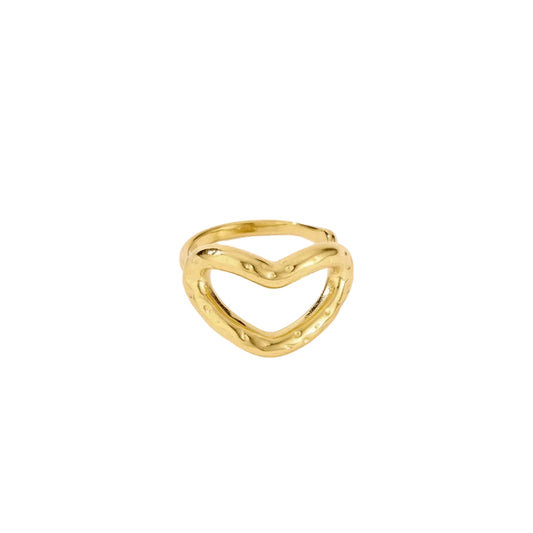 Gouden stainless steel ring met een organisch golvend open hart op een heldere witte achtergrond van Glow Mystic in Style.