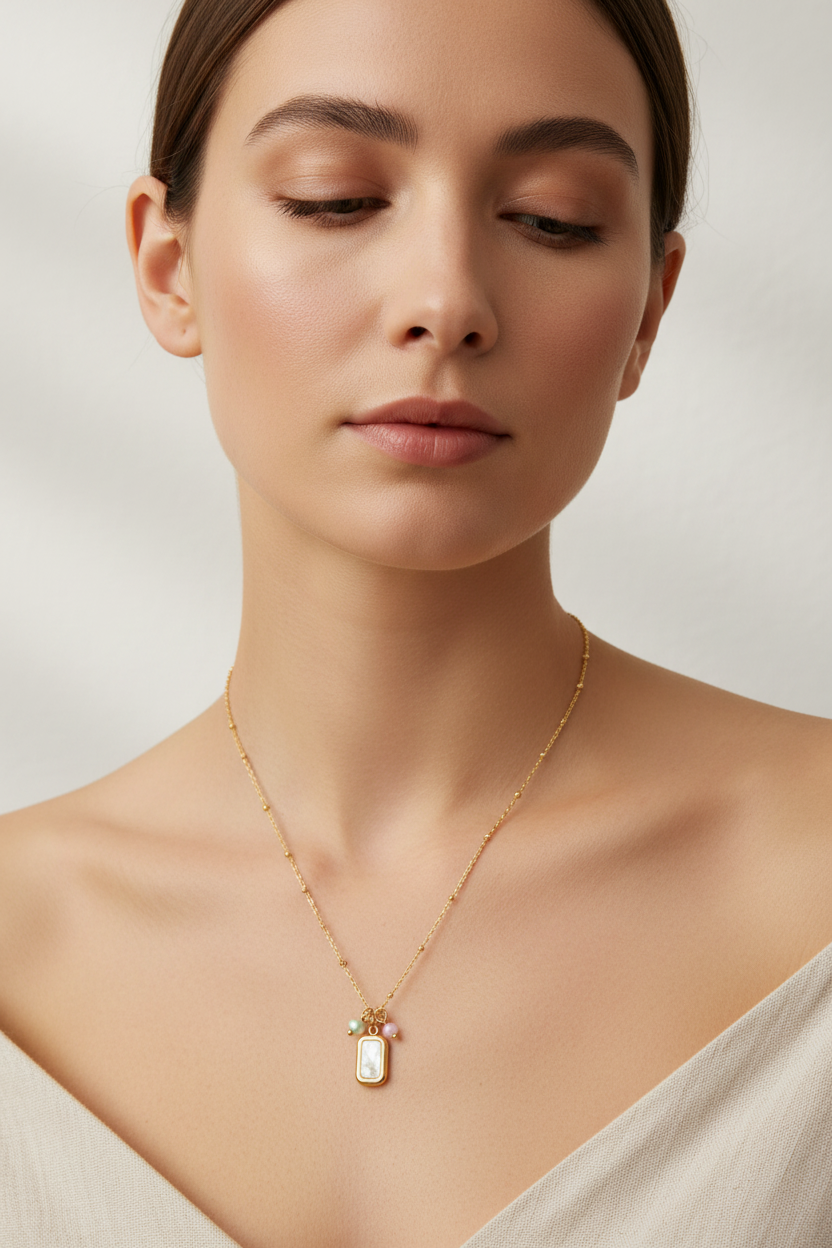 Gold-plated stainless steel Schelp, Parel & Jade necklace with shell pendant, freshwater pearl, and lavender jade charms