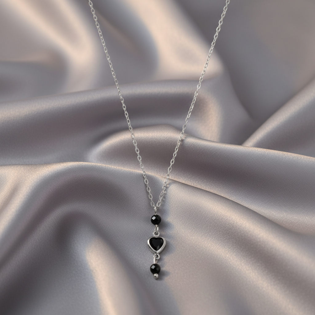 Close-up van zwarte facetgeslepen stenen aan zilveren ketting