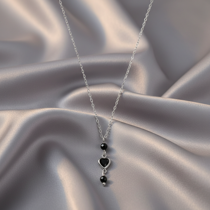 Close-up van zwarte facetgeslepen stenen aan zilveren ketting