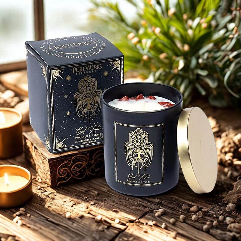 Good Fortune Manifestation Candle met patchouli, sinaasappel en rode jaspis in luxe zwarte verpakking.