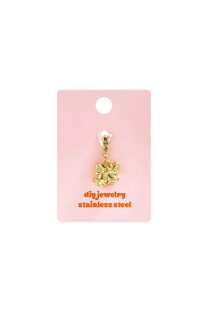 Glow Mystic in Style kerstbellen bedel gepresenteerd op een roze diy jewelry stainless steel kaartje