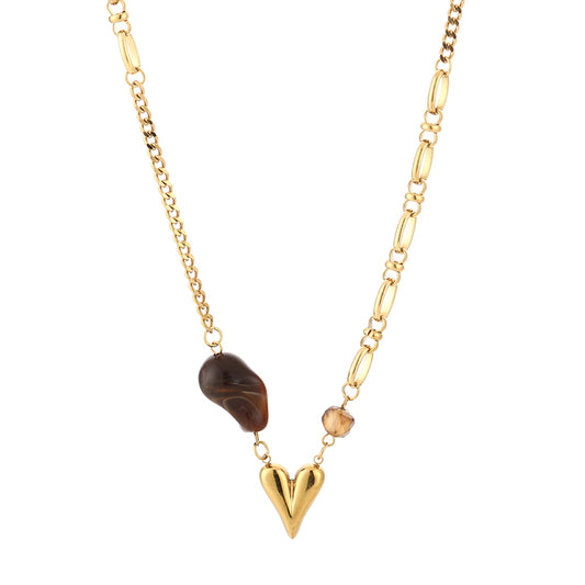 Overzicht van de gouden asymmetrische ketting met bruine kraal en gouden hart op witte achtergrond