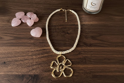 Boho stijl witte koordketting met gouden bloem hanger.
