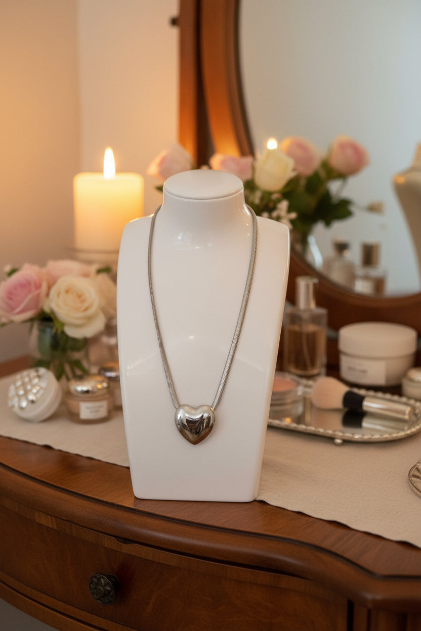 Glow Mystic in Style RVS hartketting op sieradendisplay