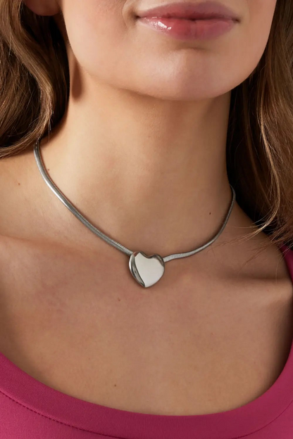 Glow Mystic in Style zilveren RVS Love Affair ketting met hart hanger gedragen door model