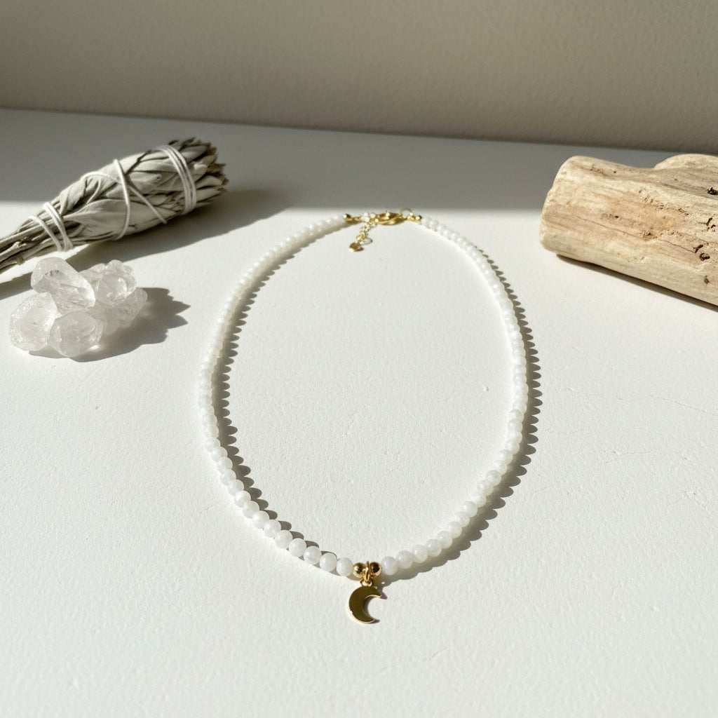 Maansteen ketting met 3mm kralen en goudkleurige maan hanger voor intuïtie en emotionele balans