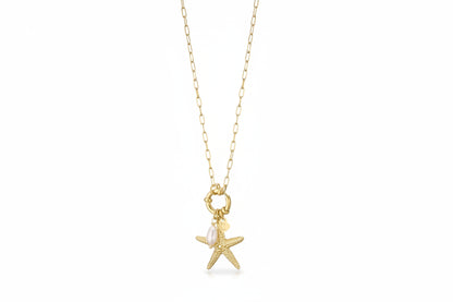 Goudkleurige stainless steel ketting van Glow Mystic met een gedetailleerde zeester-bedel en een echte witte zoetwaterparel, hangend aan een grove schakelketting met voorsluiting.