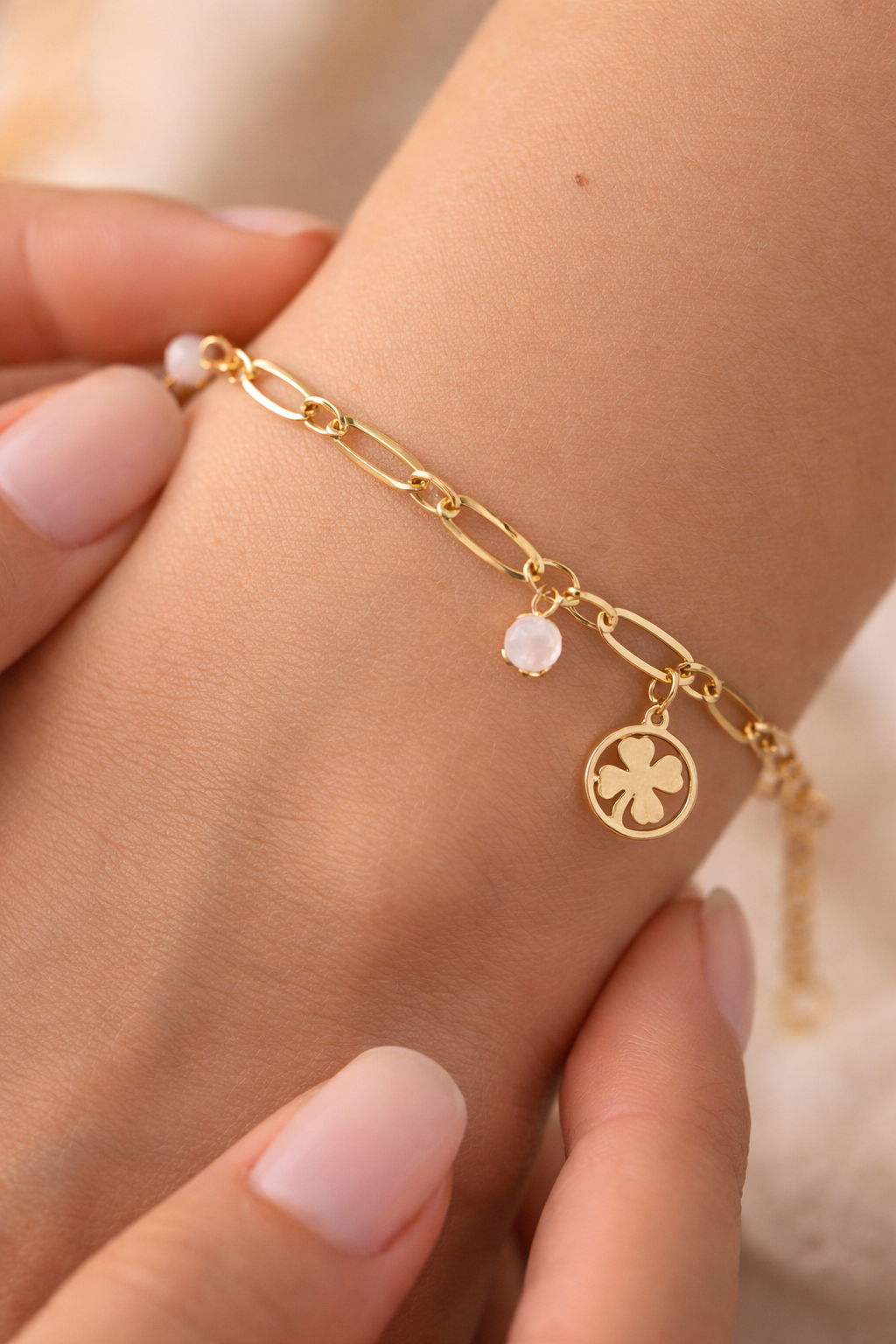 Gouden armband met Chalcedoon kubus, Rozenkwarts steen en klaver vier bedel in stainless steel