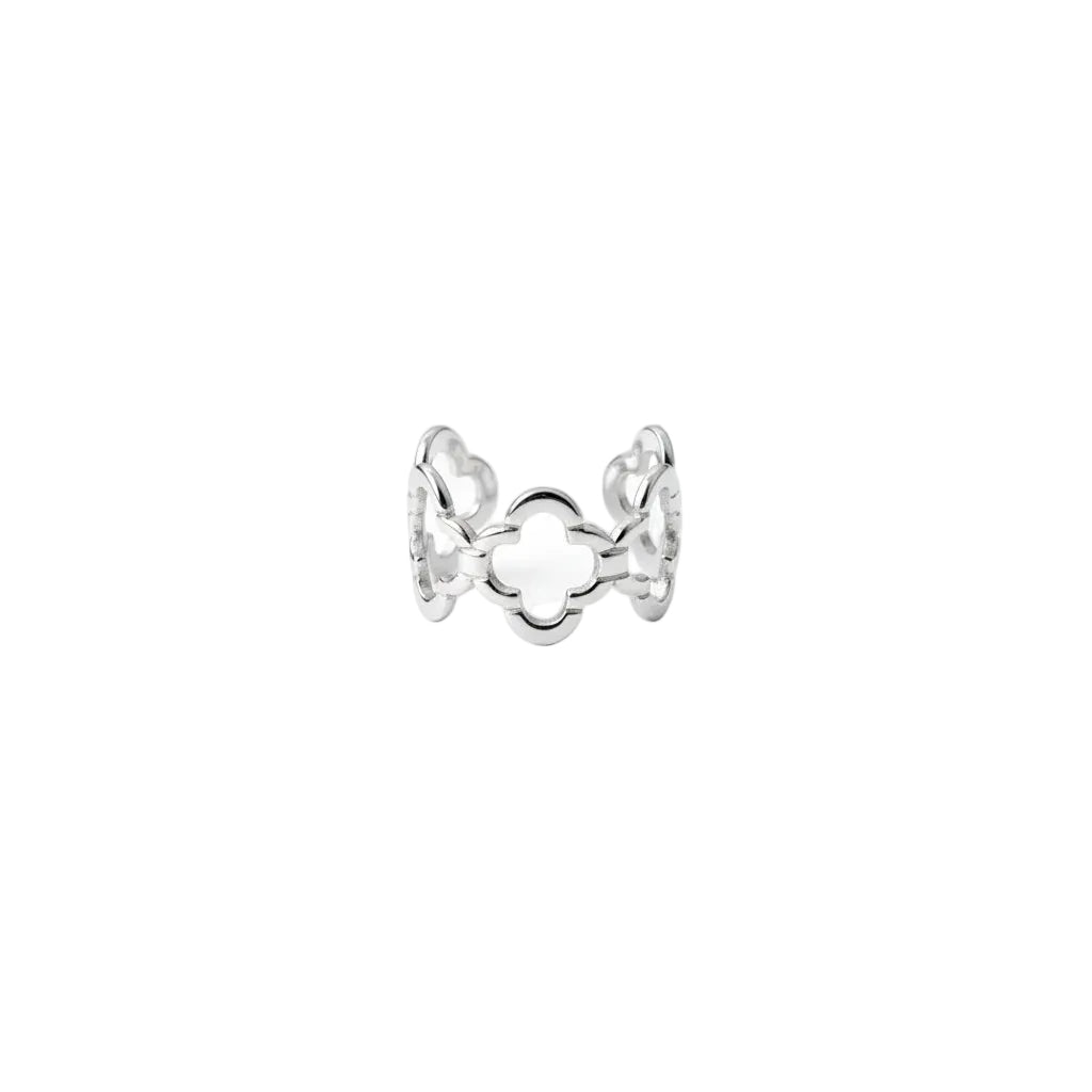 "Vrijstaande productfoto van de zilveren Lucky Clover ring van roestvrij staal op een witte achtergrond, toonbeeld van het verstelbare klaver-design."