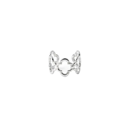 "Vrijstaande productfoto van de zilveren Lucky Clover ring van roestvrij staal op een witte achtergrond, toonbeeld van het verstelbare klaver-design."